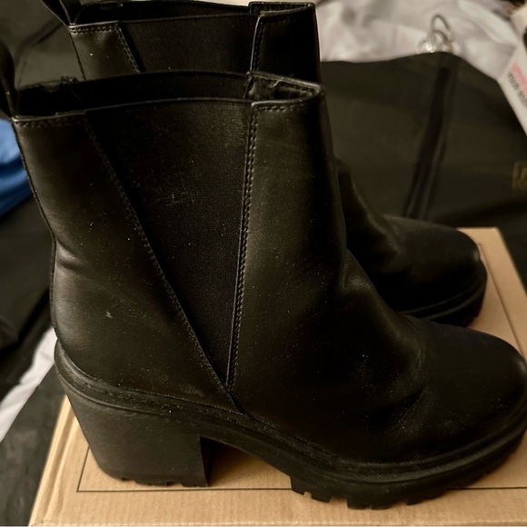 ASOS Chunky lug-sole black boots. Size 7.5 - Picture 5 of 9